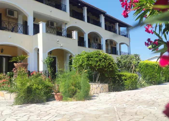 Ξενοδοχείο με διαμερίσματα Blue Waves Corfu Κάβος