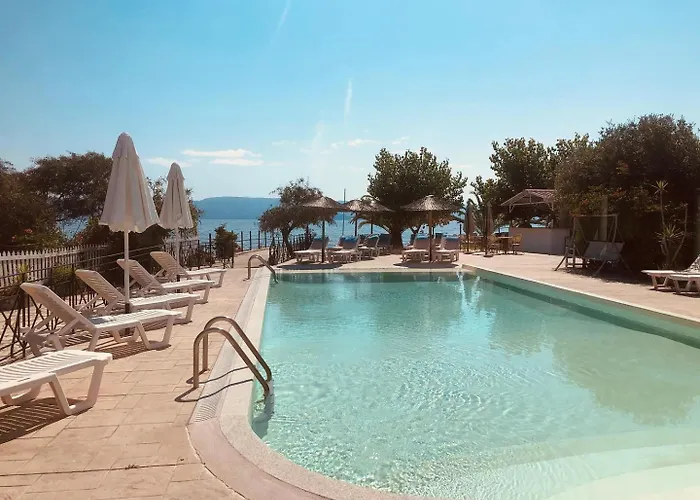 Ξενοδοχείο με διαμερίσματα Blue Waves Corfu